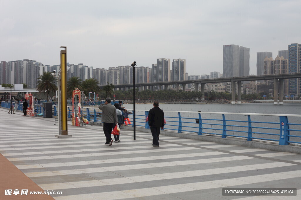 江边城市步道上的行人风景