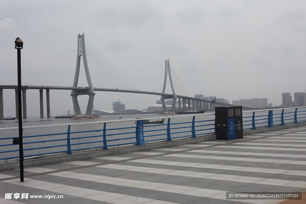 江边大桥下的宽阔步道