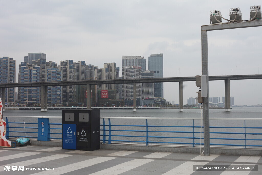 江边城市景观与码头设施