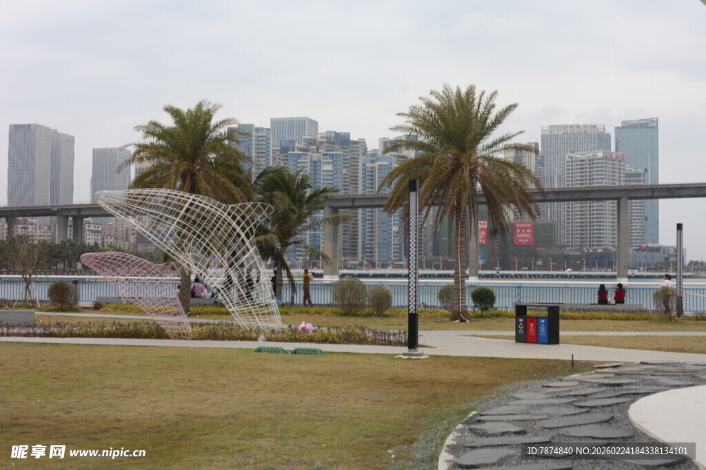 城市公园中的喷泉景观