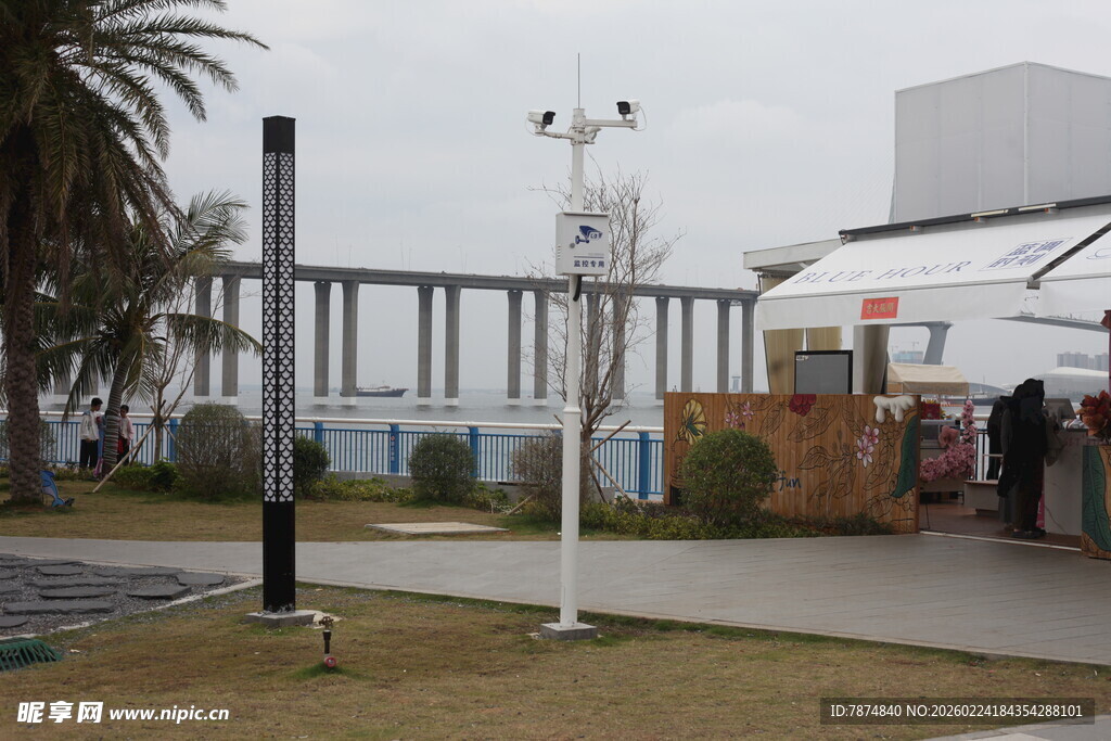 户外气象观测设备场景