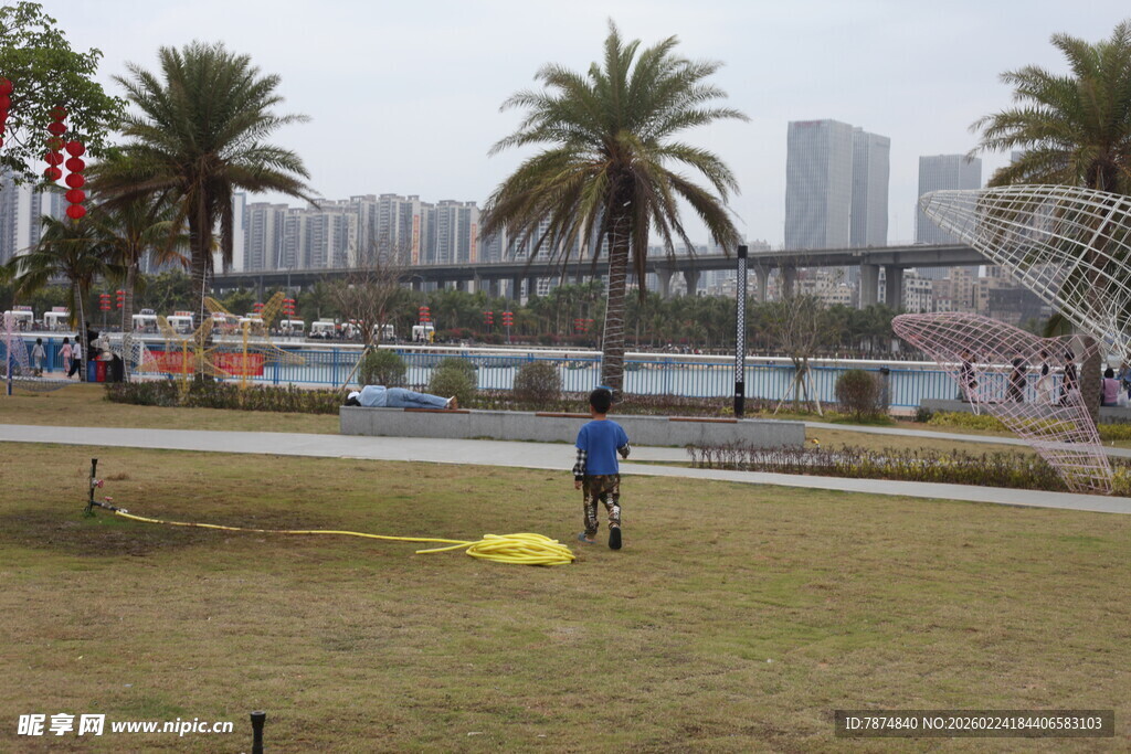 公园草地小孩玩耍场景