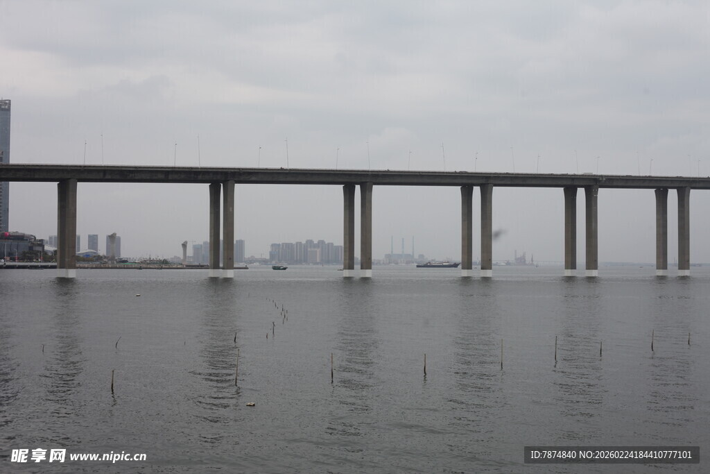 海上长桥横跨平静水面