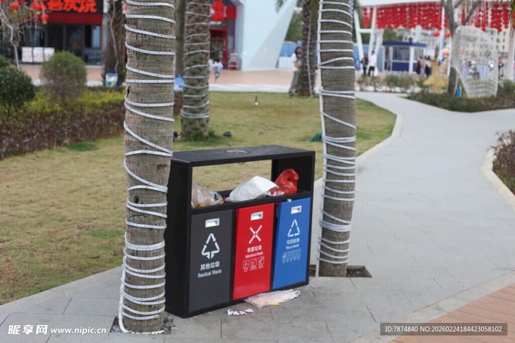 路边多彩垃圾桶