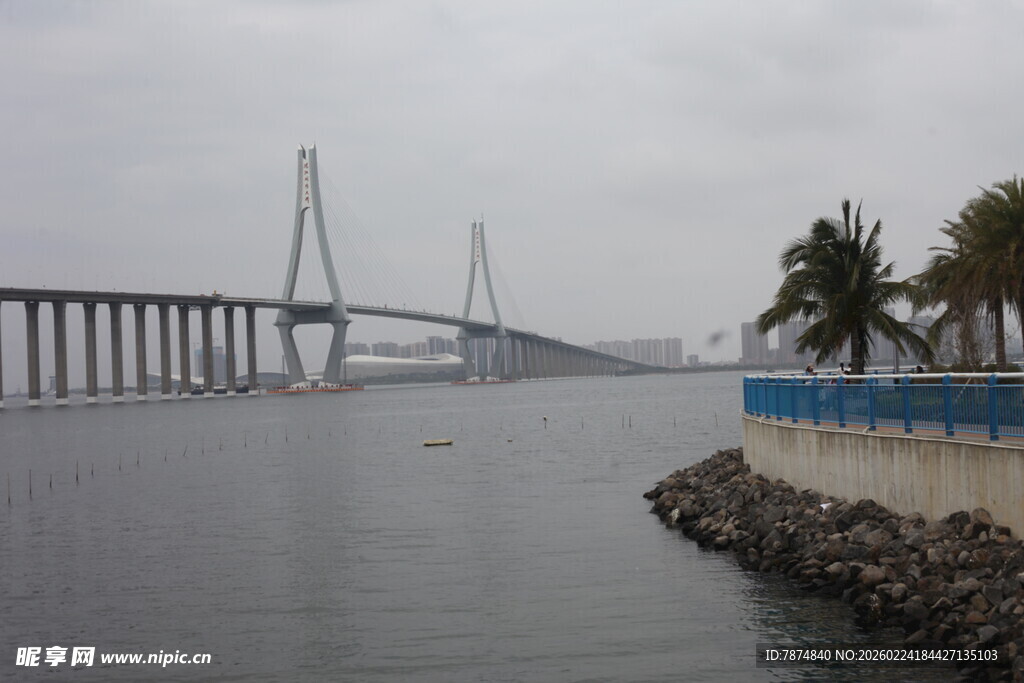 海上大桥与岸边景致