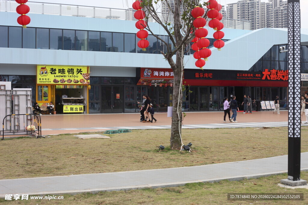 商业街景挂红灯笼迎氛围