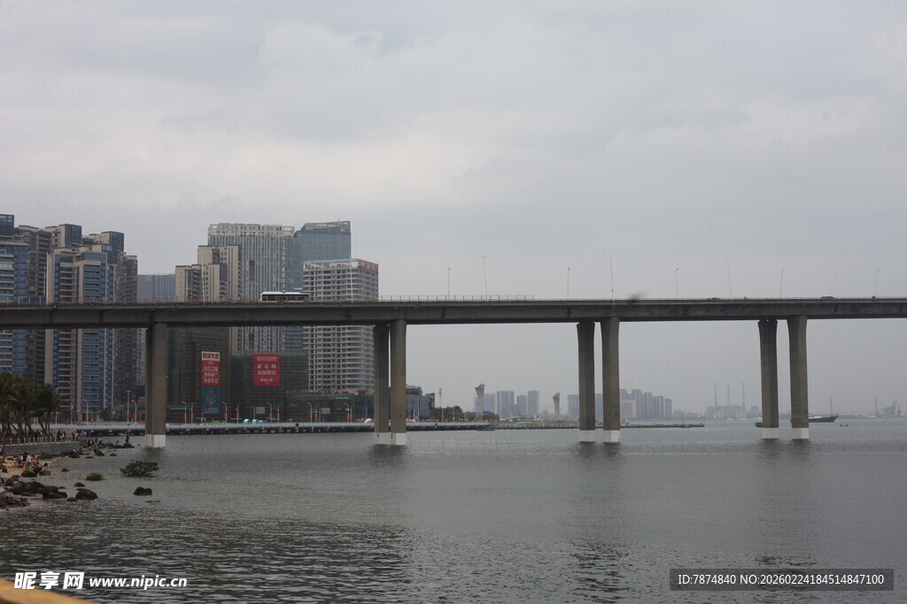 城市江畔高架桥景象