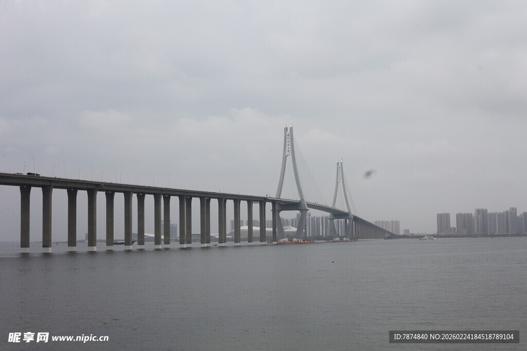 跨海大桥横跨海面