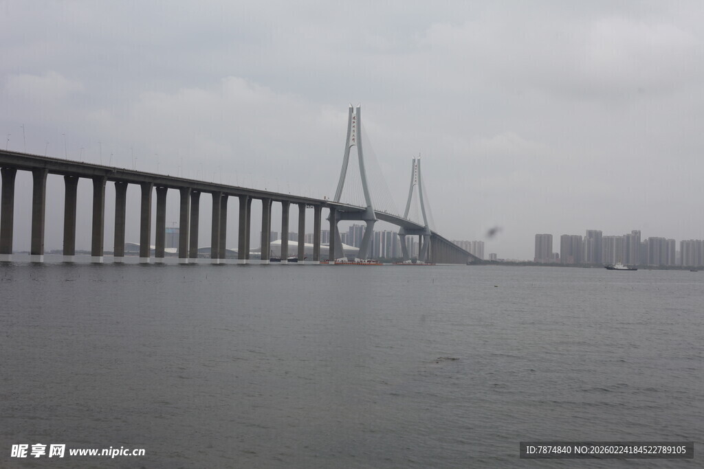跨海大桥横跨海面