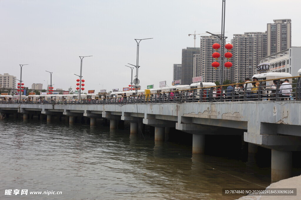 城市河畔热闹的观景长桥