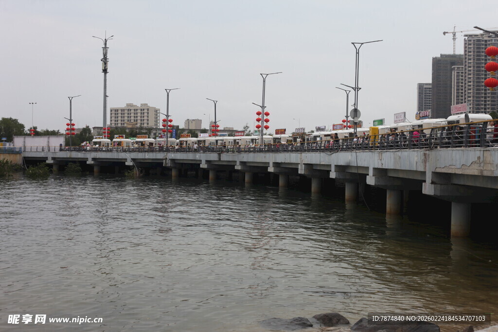 桥上人群熙攘的城市风景