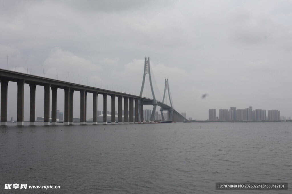跨海大桥横跨广阔水域