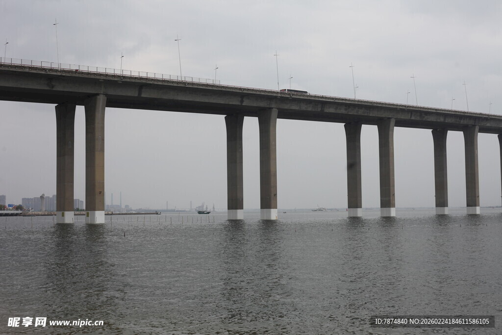 海上高架桥横跨宽阔水域