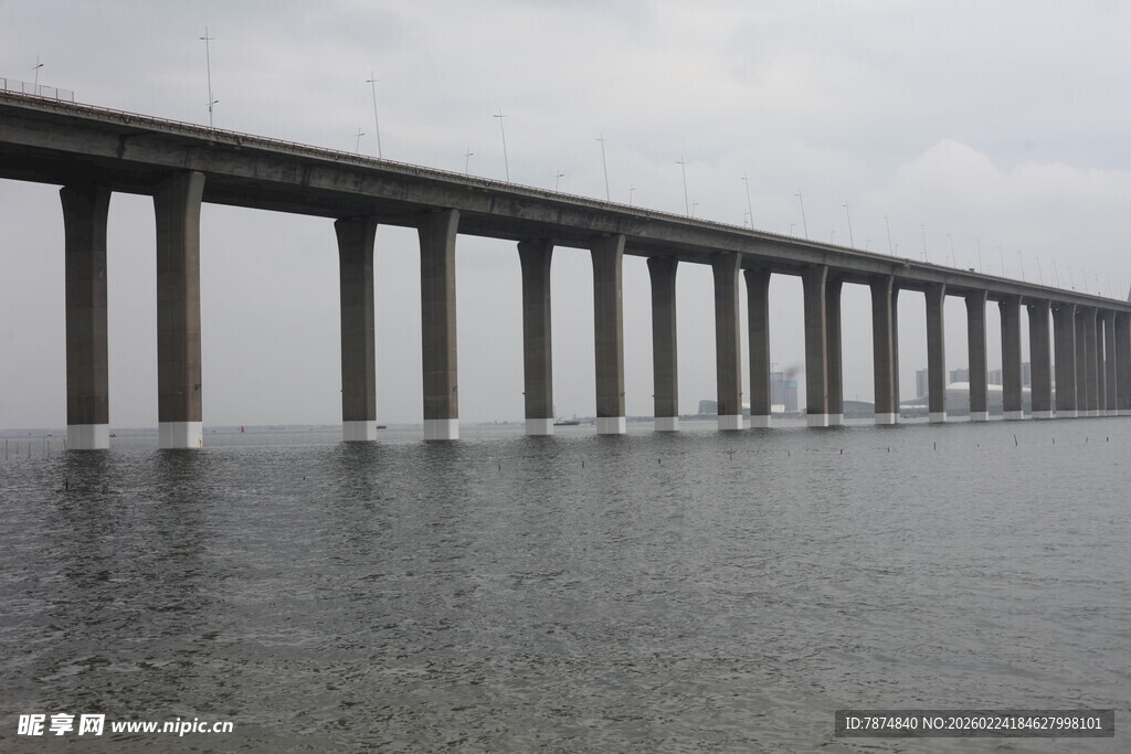 跨海大桥横跨广阔海面