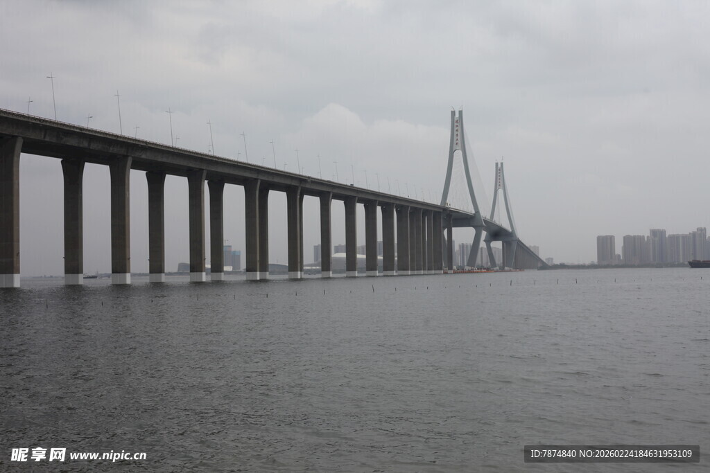 海上大桥横跨宽阔水域