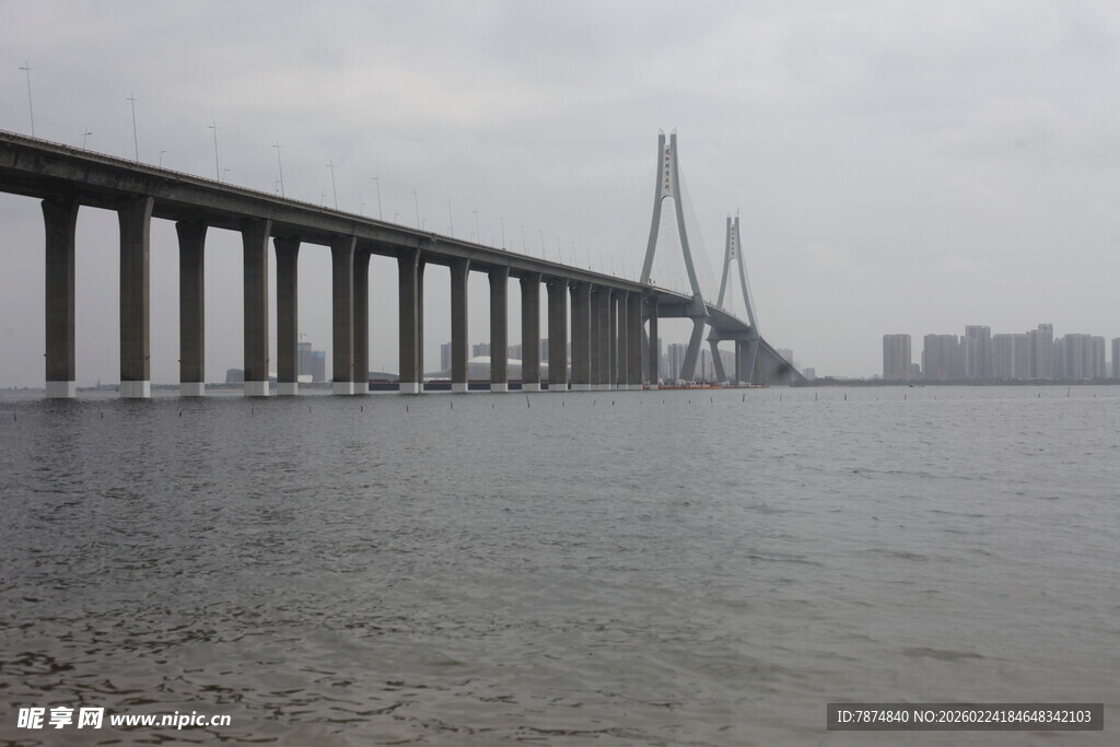 跨海大桥横跨广阔水域