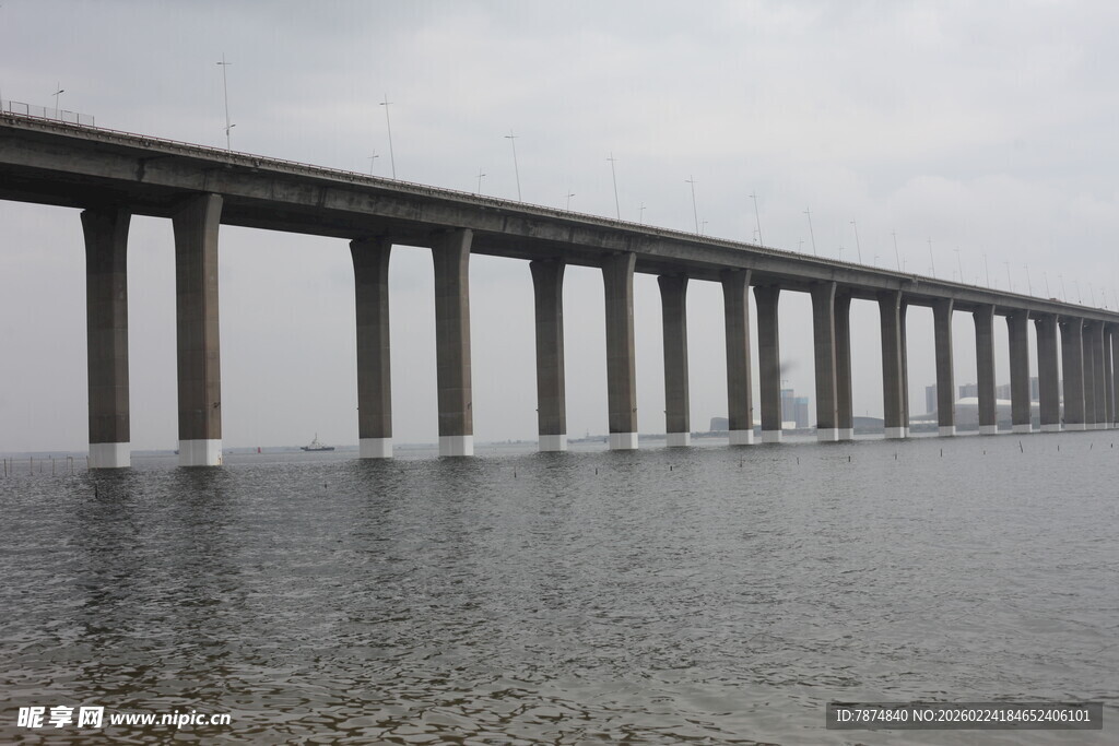 海上长桥桥身横跨水域