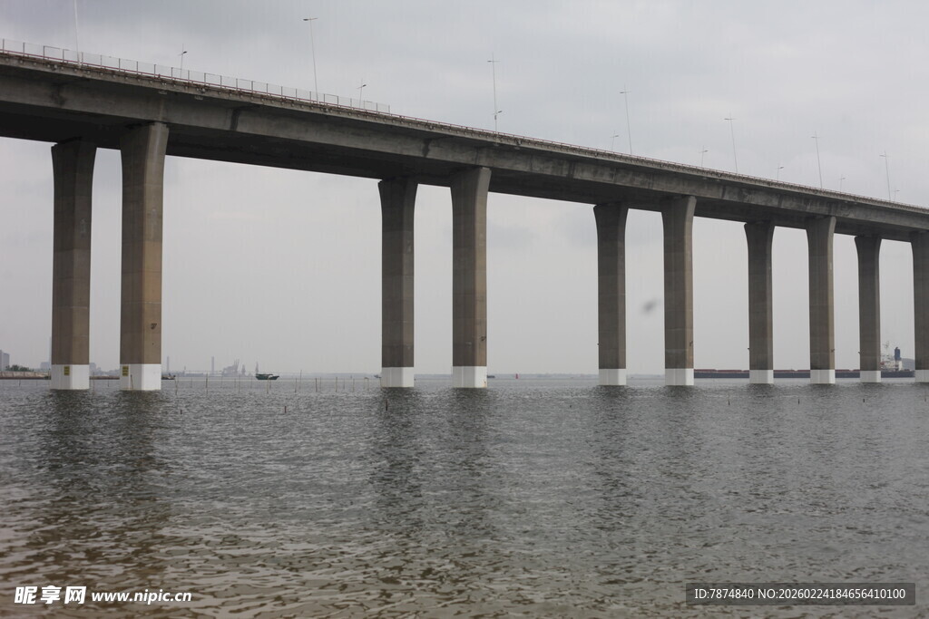海上长桥横跨水域