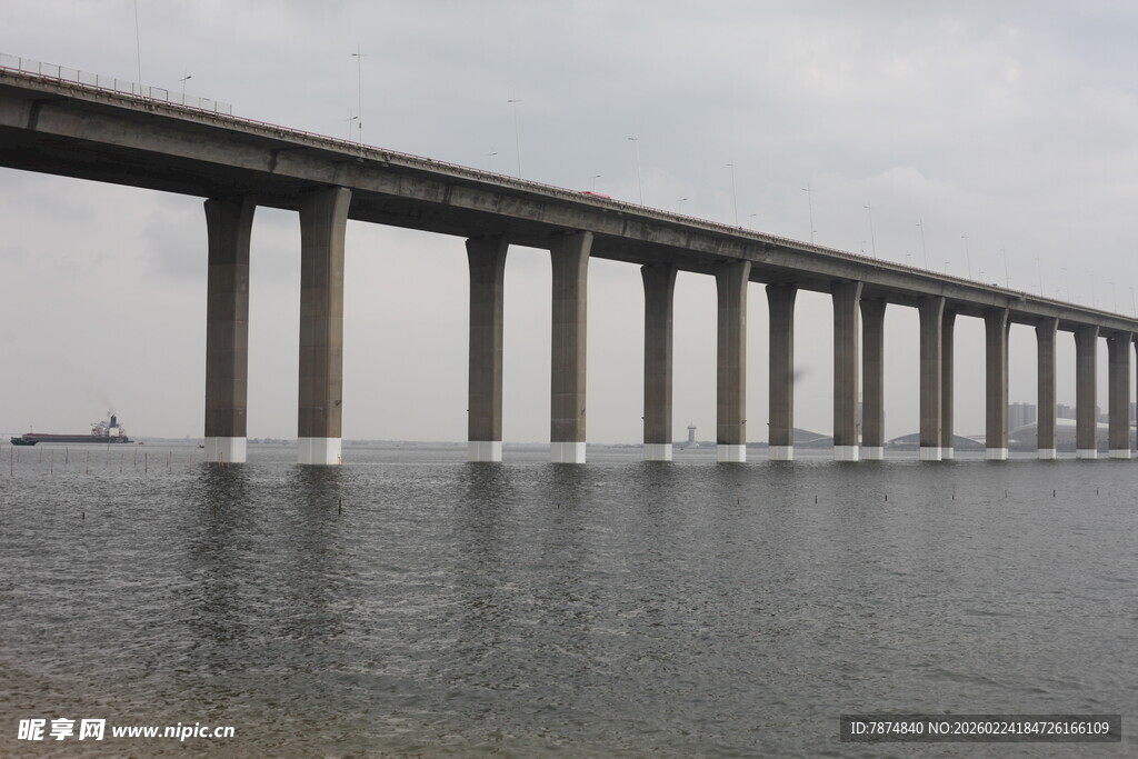 海上长桥横跨水面