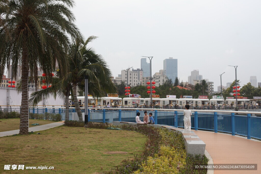 城市河畔休闲风光