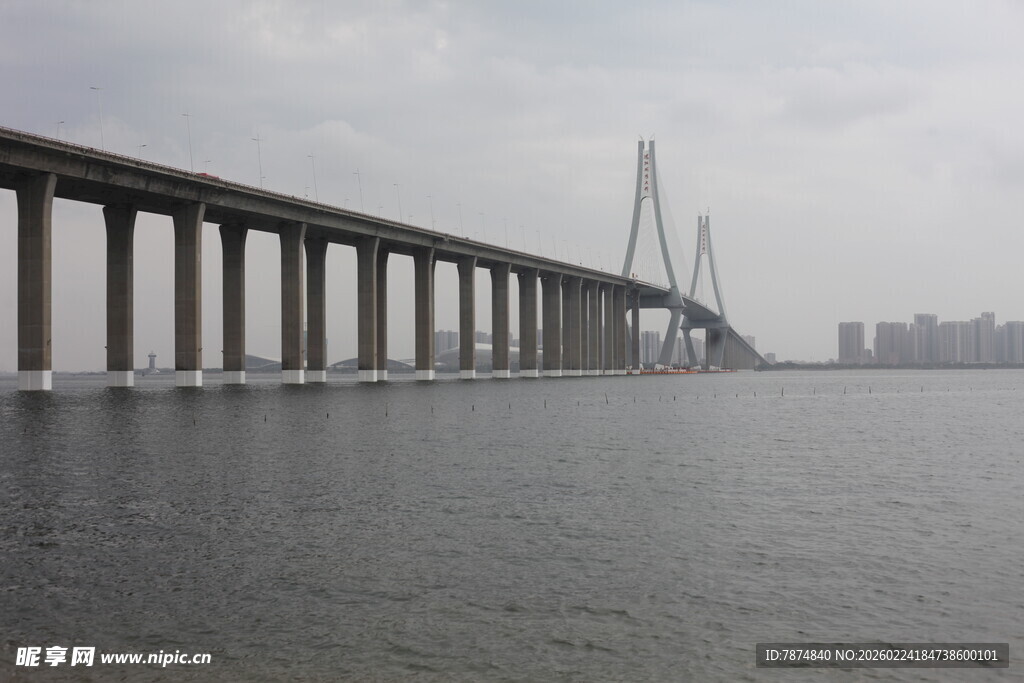 跨海大桥横跨宽阔海面