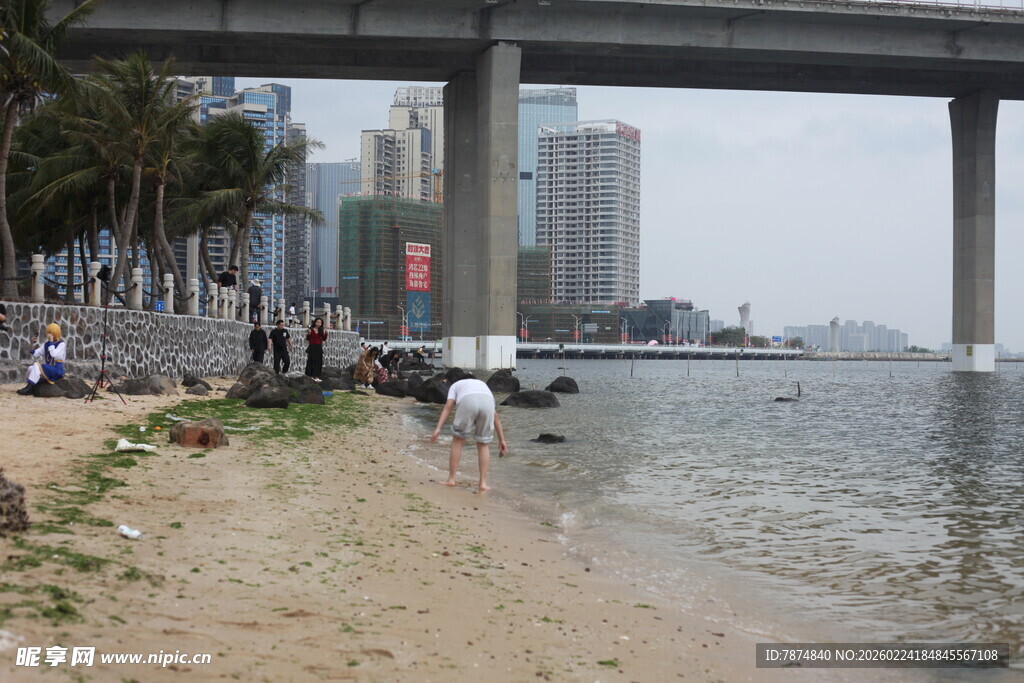 城市江边桥下的休闲场景