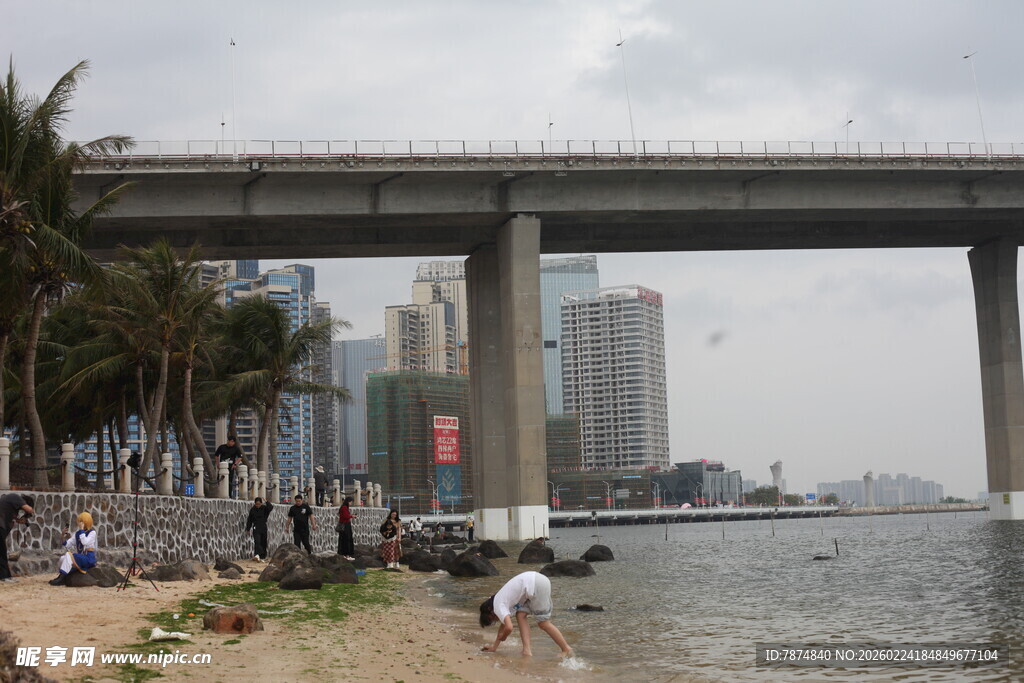 城市河畔桥梁下的休闲场景