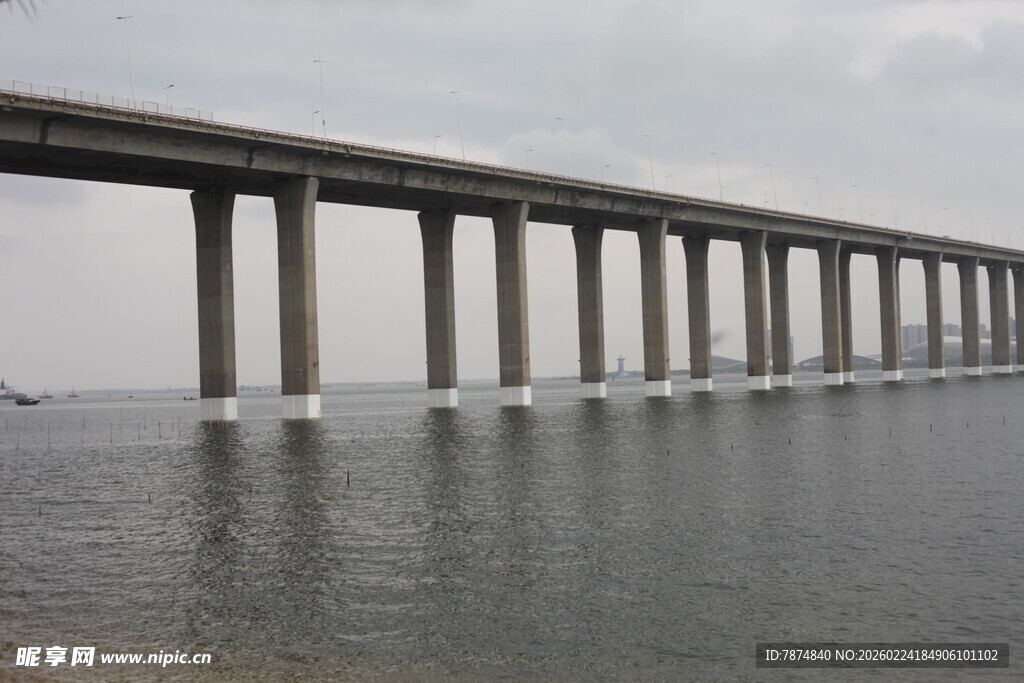 海上长桥横跨水面