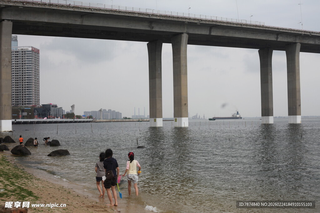 江边大桥下的休闲场景
