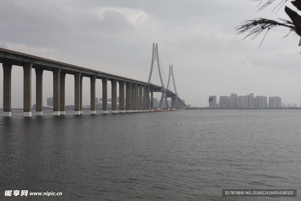 跨海大桥横跨广阔水域