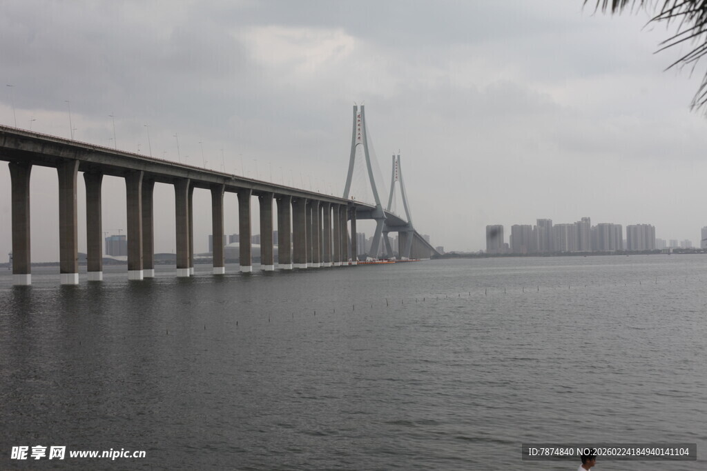 跨海大桥横跨广阔水域