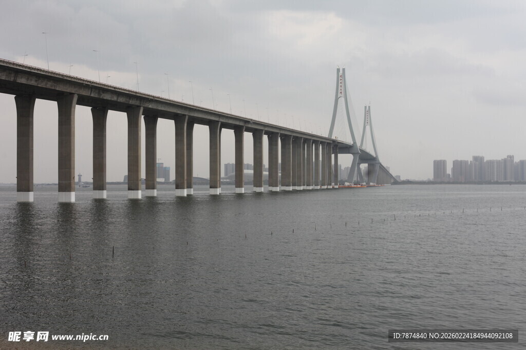 跨海大桥横跨平静水面
