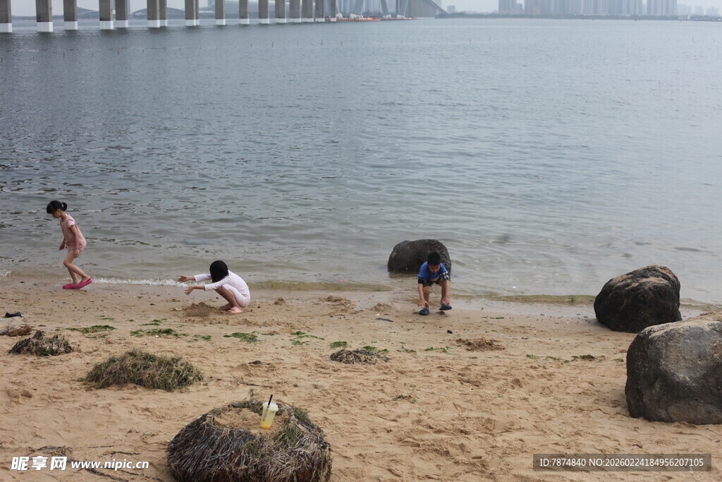 沙滩上的亲子休闲时光