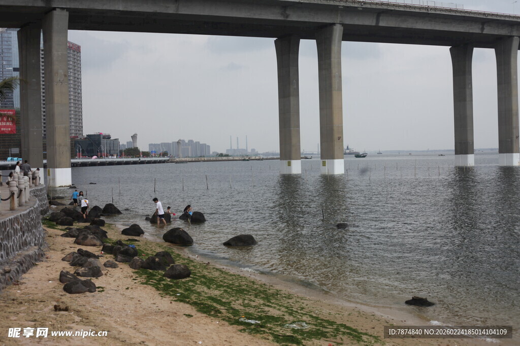 桥下河畔钓鱼场景