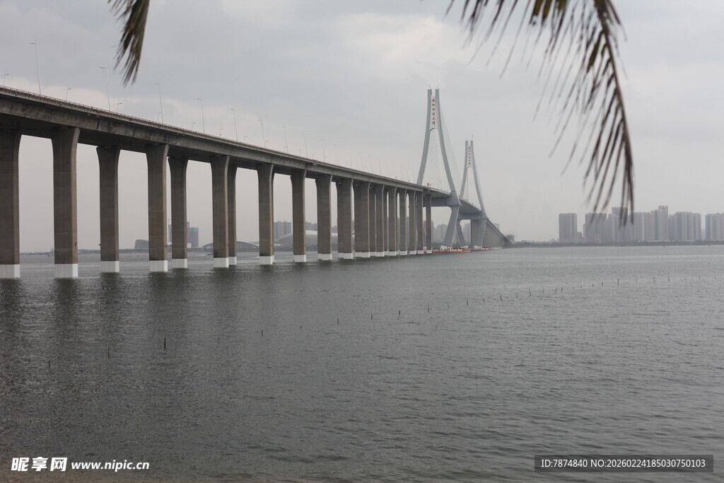 海上长桥与城市天际线