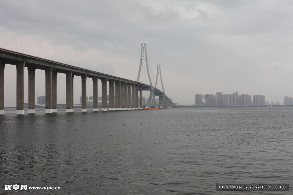 跨海大桥横跨广阔水域