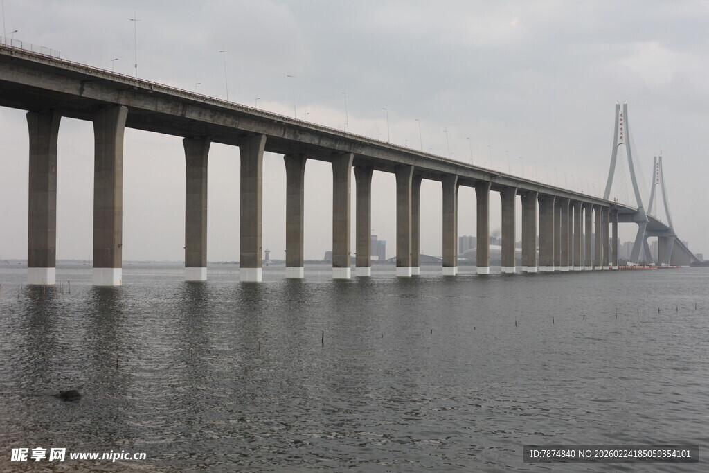 跨海大桥横跨海面壮观景象