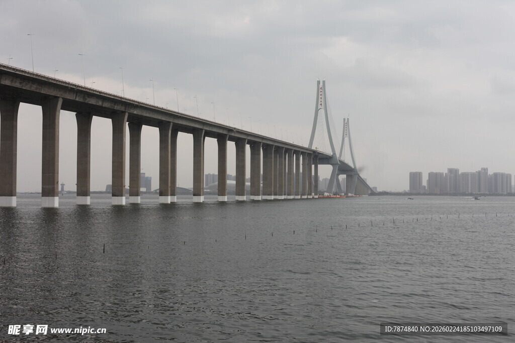 跨海大桥横跨水面