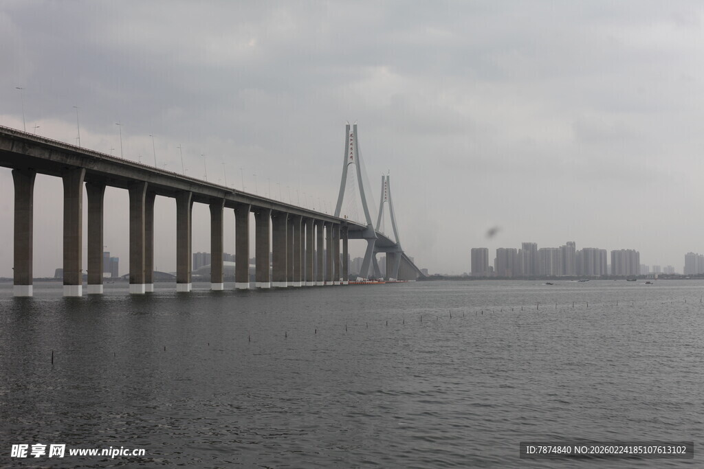 跨海大桥横跨辽阔海面