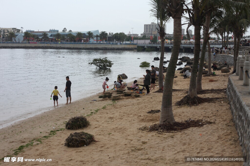 河畔沙滩休闲景象