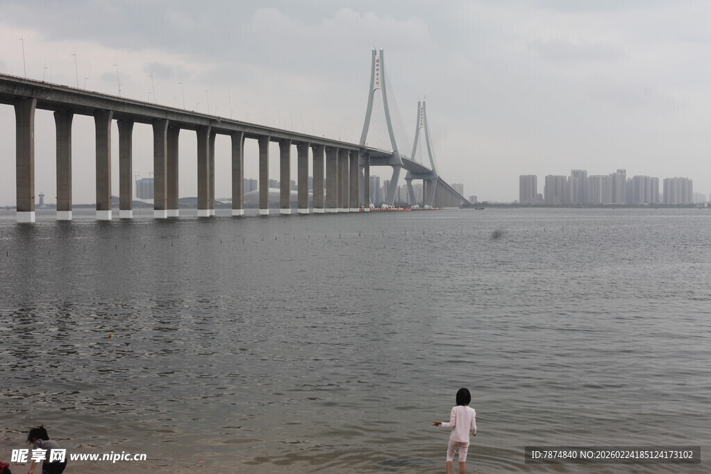 海边大桥下的休闲场景