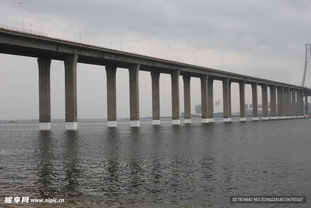 海上长桥横跨水面