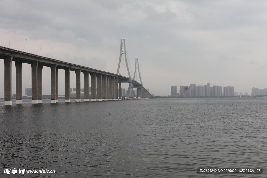 跨海大桥横跨广阔水域