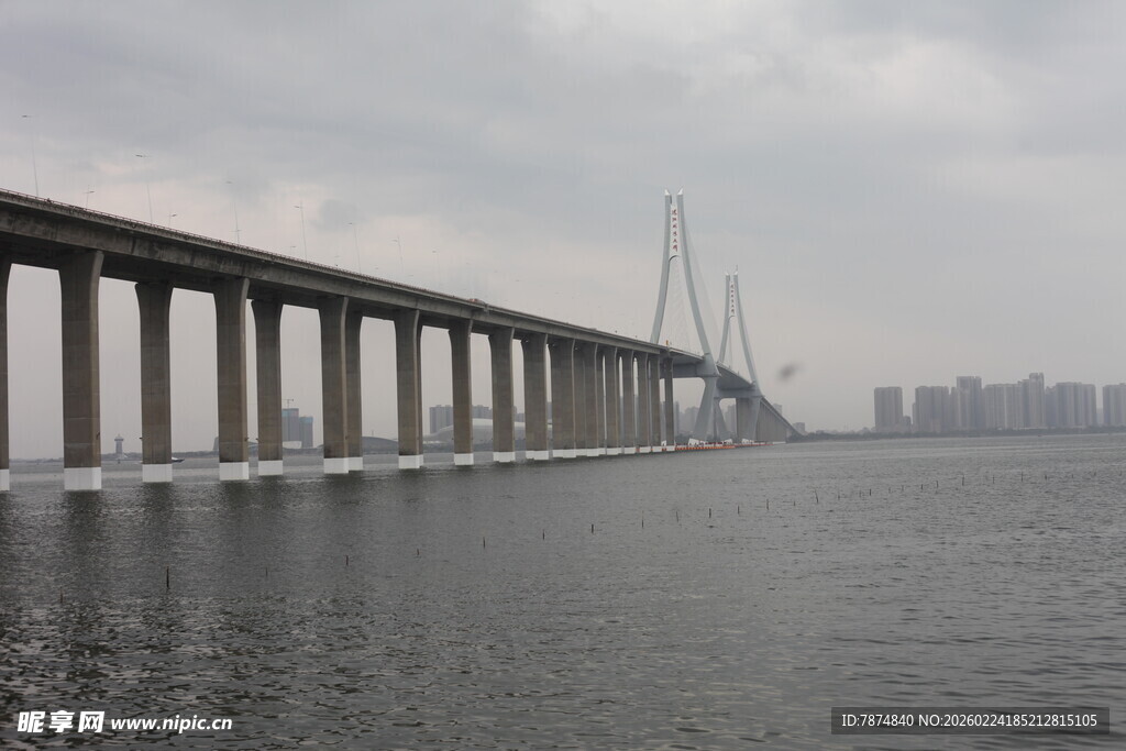 跨海大桥横跨广阔水域