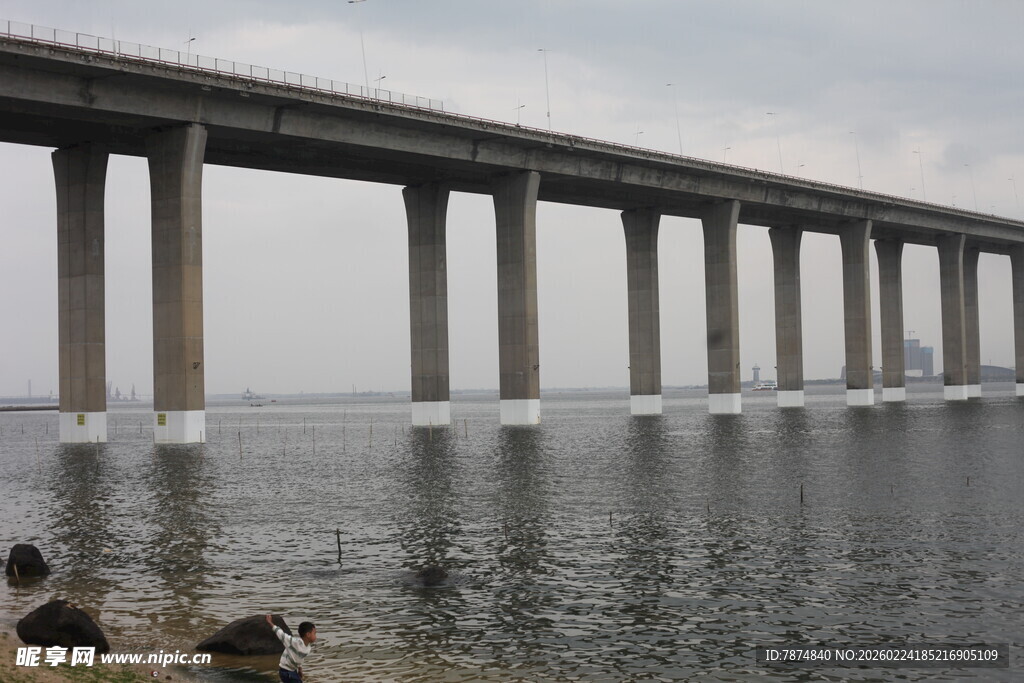 海上长桥横跨水域