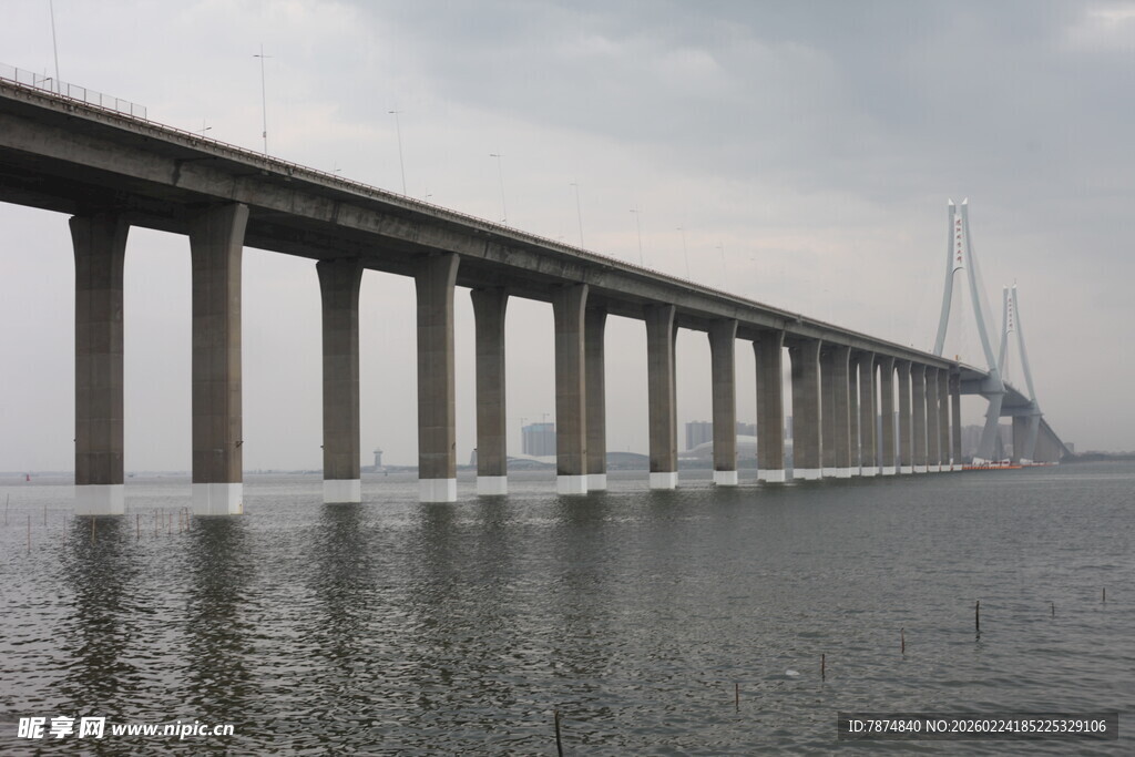 跨海大桥横跨水面