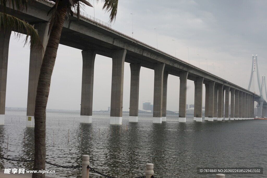 跨海大桥横跨水面