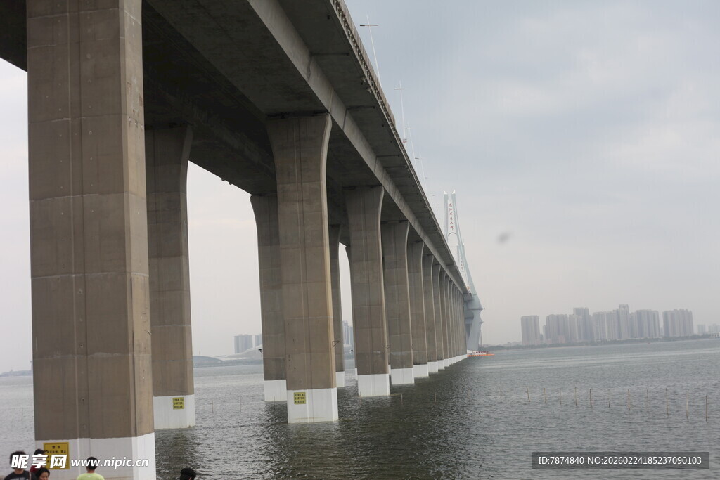 跨海大桥横跨宽阔水域