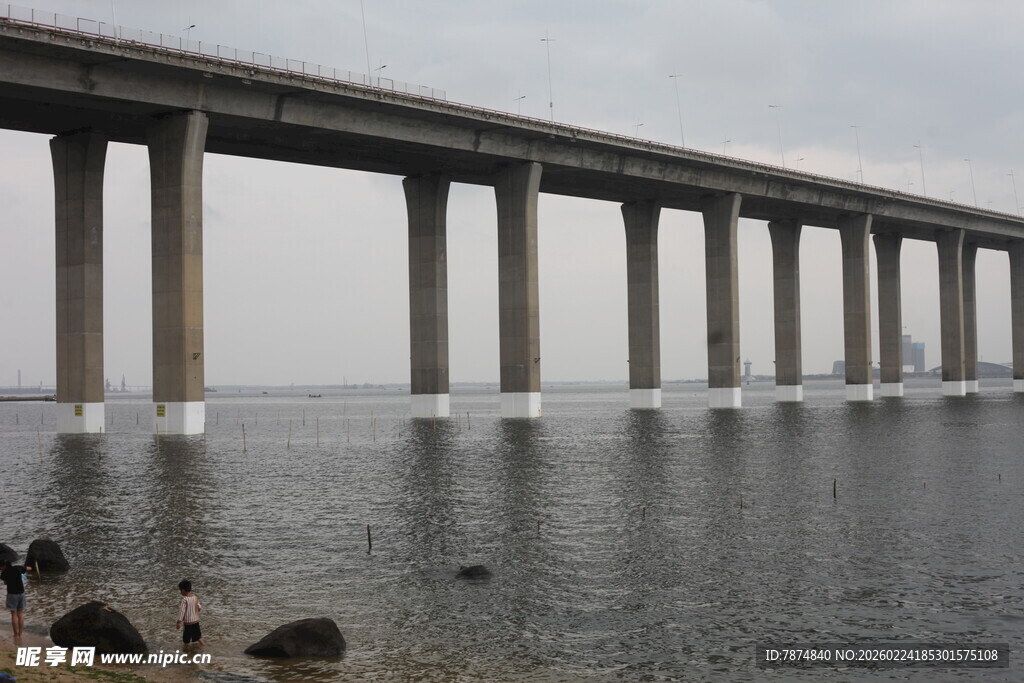 海上长桥横跨广阔水域