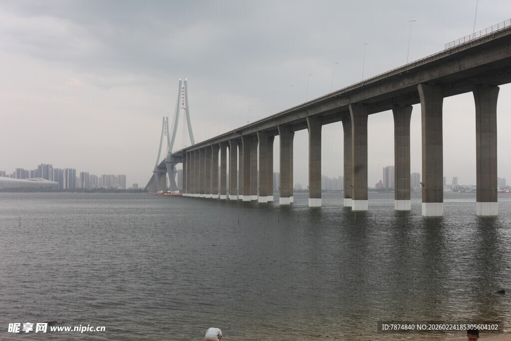 跨海大桥横跨广阔水域